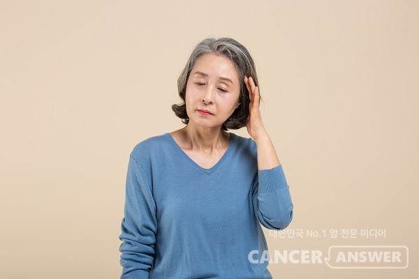 유방암 치료를 위한 호르몬 조절 요법이 노년기 알츠하이머병을 비롯한 치매 위험을 낮춘다는 연구 결과가 나왔다../게티이미지뱅크