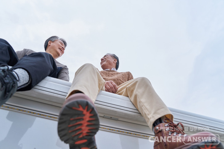 미국 스탠퍼드대 의대 연구진이 연령대에 따라 생체 분자 수천 개의 변화를 추적한 연구 결과를 14일 국제 학술지 ‘네이처 노화(Nature Aging)’에 발표했는데, 인간은 60세와 44세에 급격한 신체 변화를 겪는다는 게 핵심 내용이다./게티이미지뱅크