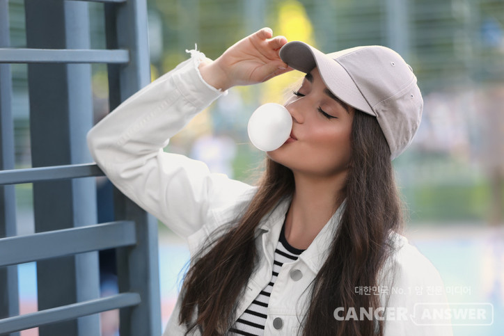 수술 전 껌을 씹으면 수술 후 메스꺼움(오심)과 구토를 증상을 줄일 수 있다는 연구 결과가 최근 국제학술지 ‘메디시나(Medicina)’ 최근호에 게재됐다./게티이미지뱅크