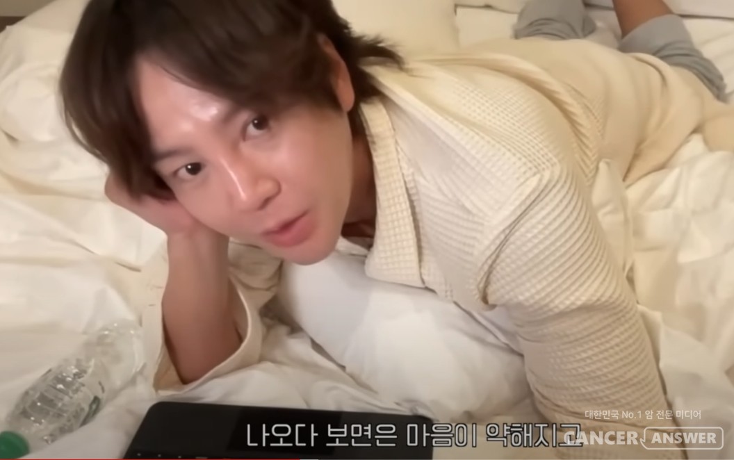 지난 5월 갑상선암 수술을 받은 배우 장근석이 지난 5일 자신의 유튜브 채널 ‘나는 장근석’ 라이브 방송에서 암을 겪으며 달라진 마음 상태를 공개했다. 그는 “멘탈 관리는 어떻게 하느냐”는 질문에 대해 “긍정적인 사고가 뇌를 지배하도록 셀프 가스라이팅을 한다”고 했다. “정말 그렇게 하면 사람이 변한다. 긍정적인 사람으로 변하게 된다”고 덧붙였다./장근석 유튜브 채널 '나는 장근석' 캡처