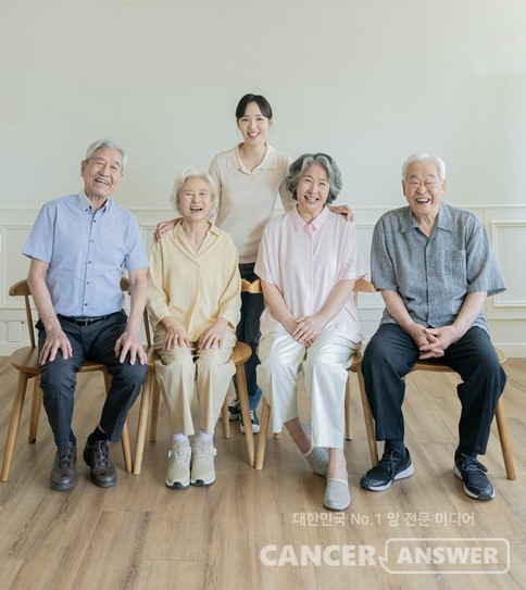 웃음이 안약(히알루론산 나트륨)을 넣는 것만큼이나 안구건조증 완화에 도움을 준다는 연구 결과가 브리티시 메디컬 저널(BMJ)에 발표됐다./게티이미지뱅크