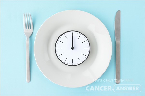 간헐적 단식으로 많이 알려진 ‘시간 제한 식사법’을 세계적으로 알린 사치다난다 판다 미국 소크 연구소 교수가 26일 제주국제컨벤션센터에서 열린 한국생물공학회에서 시간 제한 식사법이 비만과 대사증후군 뿐 아니라 암, 치매 관리에도 도움을 줄 수 있다고 주장했다.. /게티이미지뱅크