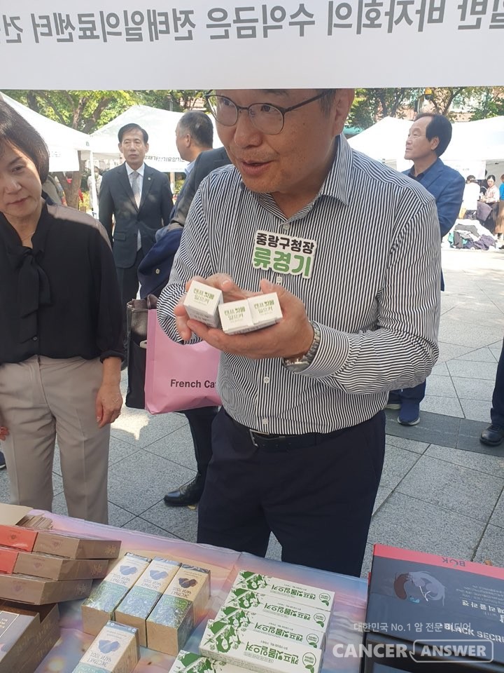 전태일의료센터 중랑위원회가 주최하고, 중랑구주민자치협의회가 후원한 이번 바자회가 11일 먹거리장터와 생활용품, 건강식품 등을 판매하는 알뜰장터로 나눠 열렸다. 류경기 중랑구청장과 녹색병원(원장 임상혁) 관계자, 중랑구주민자치협의회 관계자 등이 바자회 현장을 찾았다.