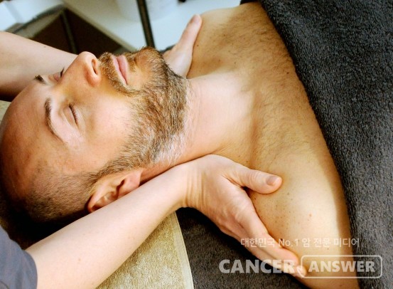 구(口)인두암 남성 환자가 최근 10년간 2배로 불어나는 등 인유두종바이러스(HPV) 관련 암의 남성 환자들이 증가세를 보이는 것으로 나타났다.