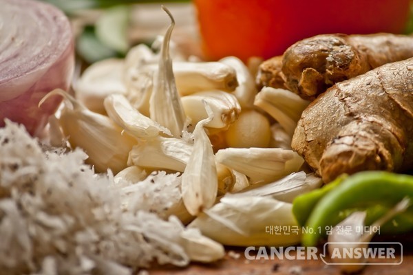 마늘에 들어있는 디아릴 디설파이드, 에스-알릴메르캡토시스테인 등은 유방암을 일으키는 단백질 변이를 억제해 유방암 예방 효과가 있다. 강황의 커큐민은 항암·항염·항산화 작용이 뛰어나다.
