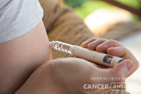 중장년의 만성질환으로 여겨졌던 당뇨병 환자의 연령대가 20~30대로 낮아지고 있다. 10일 대한당뇨병학회가 '세계 당뇨병의 날’(11월 14일)을 앞두고 공개한 '당뇨병 팩트시트 2024'에 따르면 국내 19∼39세 청년 인구의 2.2%인 30만8000명이 당뇨병 환자로 추산됐다. 이 중 30대 환자가 22만8000명, 20대 환자가 8만명인 것으로 나타났다./게티이미지뱅크