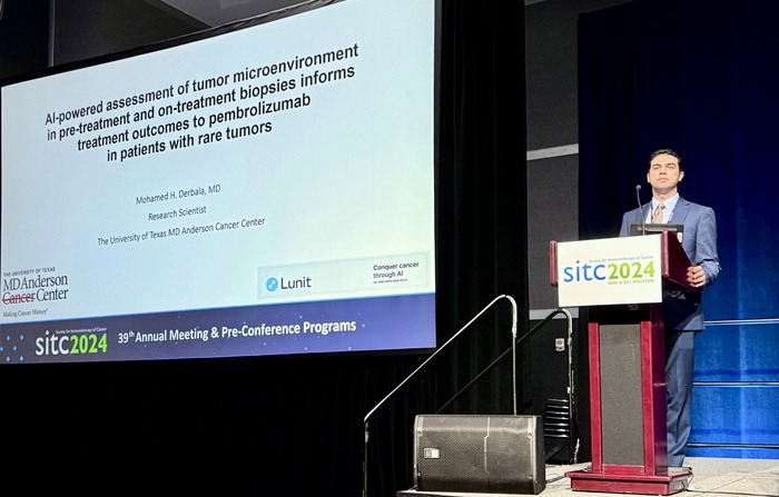 MD앤더슨 암센터 모하메드 데르발라 연구원이 지난 9일(현지시간) 미국 휴스턴 조지 R. 브라운 컨벤션센터에서 희귀암 환자 대상 면역항암제 치료반응 예측 연구 결과를 발표하고 있다. /루닛 제공