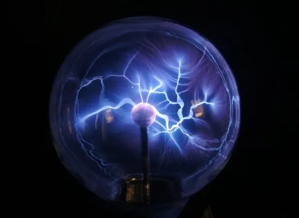 바이오 플라즈마를 이용해 암세포만 공격하는 새로운 암 치료법이 발표됐다. 플라즈마는 기체에 강한 에너지를 줘 전자와 이온이 분리돼 균일하게 존재하는 상태로, 흔히 고체, 액체, 기체 외의 제4의 물질 상태라고 불린다. 아주대병원 이비인후과 김철호 교수팀(강성운 연구교수, 이대목동병원 이비인후과 윤주현 교수)은 피부, 암, 조직재생 등 다양한 질환에 활용되고 있는 바이오 플라즈마가 정상세포의 손상을 최소화하고, 암세포만 선택적으로 공격한다는 사실을 확인했다./픽사베이 