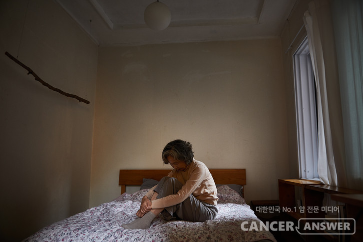 외로움이 암이나 심혈관 질환 등을 일으켜 사망 위험을 높인다는 연구 결과가 있다. 외로움이 어떤 과정을 통해 암 등의 원인으로 작용하는지 최근 해외 연구에서 밝혀졌다. 3일 영국 텔레그래프 등 해외 언론에 따르면, 영국 케임브리지대와 워릭대, 중국 푸단대공동연구팀은 사회적으로 고립돼 외로움을 느끼는 이들의 혈액서 심혈관 질환, 인슐린 저항성, 암 발병과 관련이 있는 5가지 악성 단백질이 증가한다는 사실을 확인했다./게티이미지뱅크