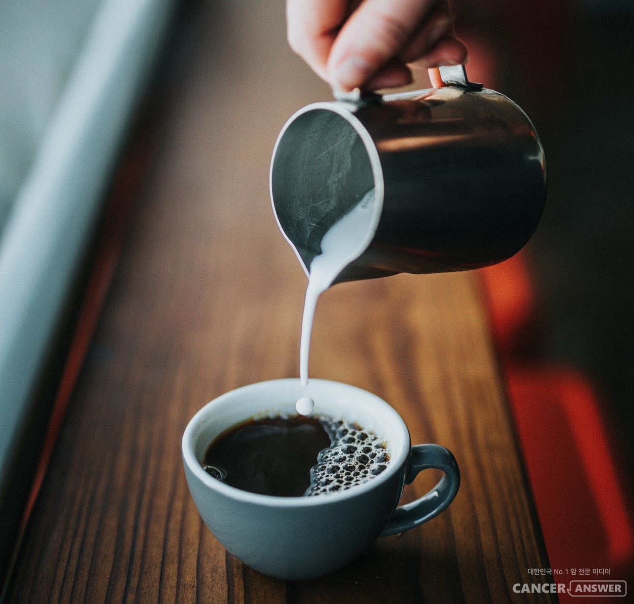 아침에 마시는 모닝커피가 특히 더 좋다는 해외 연구 결과가 나왔다. 모닝커피를 마시는 사람이 커피를 마시지 않거나 하루 종일 마시는 사람보다 심혈관질환으로 인한 사망 위험이 31% 감소한다는 것이다. 8일(현지시각) 미국 툴레인대의 루 치 교수팀이 유럽심장학회(ESC) 학술지 ‘유럽심장저널(European Heart Journal)’에 게재한 연구 결과다./ unsplash