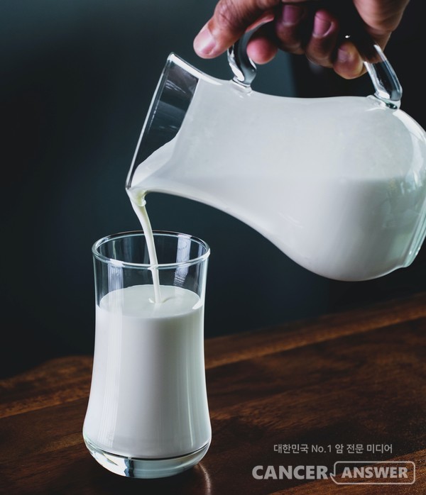 유제품에 포함된 칼슘이 대장암 예방에 긍정적인 영향을 미친다는 해외 연구 결과가 발표됐다. 8일(현지시각) 영국 일간지 가디언과 텔레그래프에 따르면, 영국 옥스퍼드대학 연구팀은 국제 학술지 ‘네이처 커뮤니케이션즈’(Nature Communications)에 발표한 논문 내용이다./unsplash