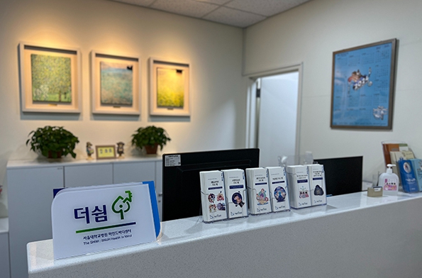 서울대병원(병원장 김영태)이 ㈜좋은책신사고(대표 홍범준)와 협력해 2023년 문을 연 마인드더쉼센터가 환자 맞춤형 마음건강 관리, 치료의 새로운 모델로 자리잡고 있다. 서울대병원 마인드더쉼센터는 정신건강을 위한 비약물치료 서비스 개발 및 보급을 목표로 하고 있다. 마음건강 문제 해결에 도움을 줄 비약물치료 옵션을 확대하는 게 핵심 목표다./서울대병원 제공