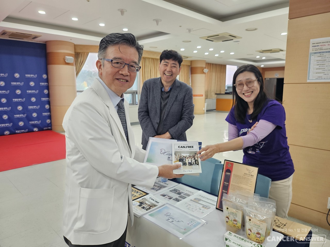 국립암센터 양한광 원장이 지난해 11월 열린 '암환자 사회복귀-경제활동'을 주제로 열린 심포지엄 현장에서 홍유진 캔프협동조합 이사장과 인사를 나누고 있다./캔서앤서DB
