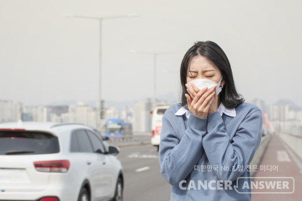 미세먼지 노출이 우리나라 신장암과 전립선암 발병 위험을 높인다는 연구결과가 국제학술지에 발표됐다. 가톨릭대학교 서울성모병원 비뇨의학과 박용현(공동교신저자), 단국대학교 보건과학대학 노미정(공동교신저자), 단국대학교 자유교양대학 코딩교과 박지환(제1저자) 교수 연구팀이 국민건강보험공단 데이터베이스를 활용하여 2008년 건강검진을 받은 사람 중 기준에 부합하는 23만1997명을 분석한 결과, 미세먼지 노출이 많은 그룹(56 μg/m3 이상)의 비뇨기계암 발병 위험이 더 높았고, 특히 비뇨기계암 중 신장암과 전립선암 발병 위험이 높았다./게티이미지뱅크