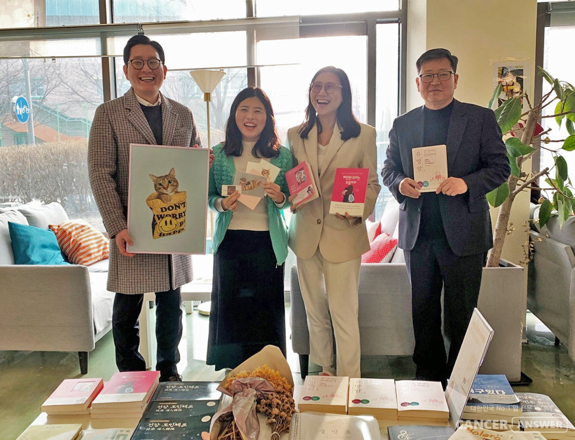 지난 1월21일 암경험자와 가족들이 모여 만든 캔프협동조합이 예비사회적기업인 후불제 상조회사 예담라이프(대표 신선철)와 함께 진행하는 ‘앎경험자 나의 이야기’ 공모전 시상식에서 신선철 예담라이프 대표, 강진경 수상자(작가, 교사), 홍유진 캔프협동조합 이사장, 박민 캔프협동조합 조합원(왼쪽부터)이 기념 촬영을 했다./캔서앤서 DB 