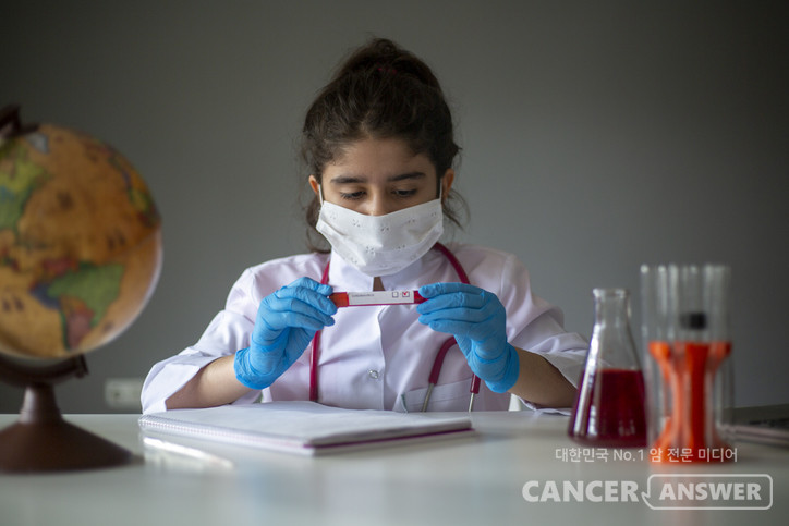 치료가 힘든 암 중 하나로 꼽히는 췌장암을 조기에 발견하는 새로운 검사법을 미국 오리건보건과학대 연구진이 개발했다. 피 한 방울로 암을 진단하는 액체생체검사 기술인데, 이 결과는 국제 학술지 ‘사이언스 중개의학(Science Translational Medicine)’에 최근 게재됐다./게티이미지뱅크