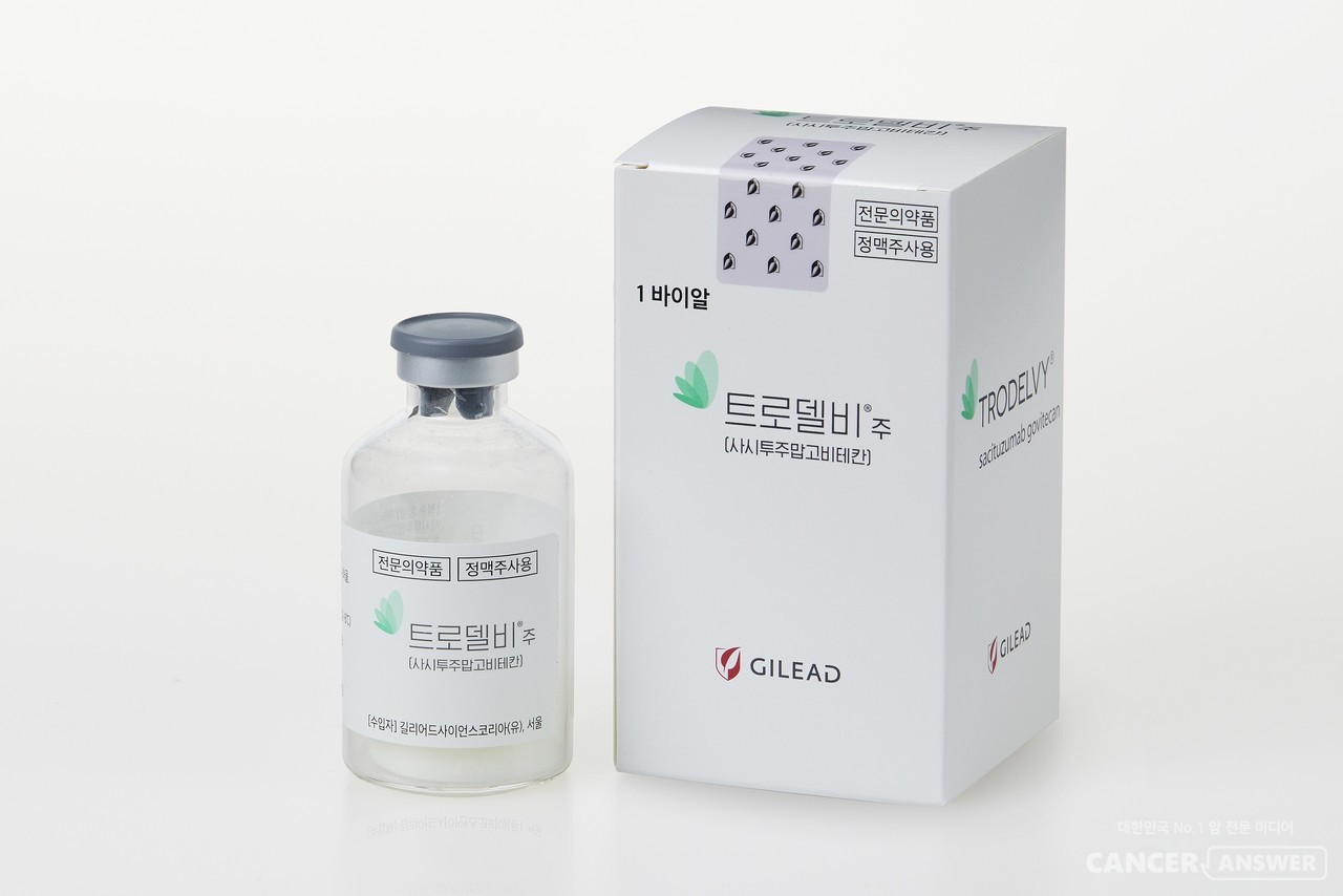 길리어드 사이언스 코리아는 최초의 Trop-2 표적 항체약물접합체(Antibody-Drug Conjugate, ADC)인 트로델비(성분명 사시투주맙고비테칸)가 식품의약품안전처(이하 식약처)로부터 ‘전이성 호르몬수용체(HR) 양성 및 인간 표피성장인자수용체2(HER2) 음성 유방암’ 환자 치료에 대한 적응증 확대 승인을 13일 받았다고 밝혔다. 이에 따라 트로델비는 ‘절제 불가능한 또는 전이성인 HR+/HER2-(IHC 0, IHC 1+ 또는 IHC 2+/ISH–) 유방암으로 내분비 기반 치료와 진행성 단계에서 최소 두 번의 추가 전신 치료를 받은 성인 환자 치료’에 사용할 수 있게 됐다./길리어드 사이언스 코리아 제공