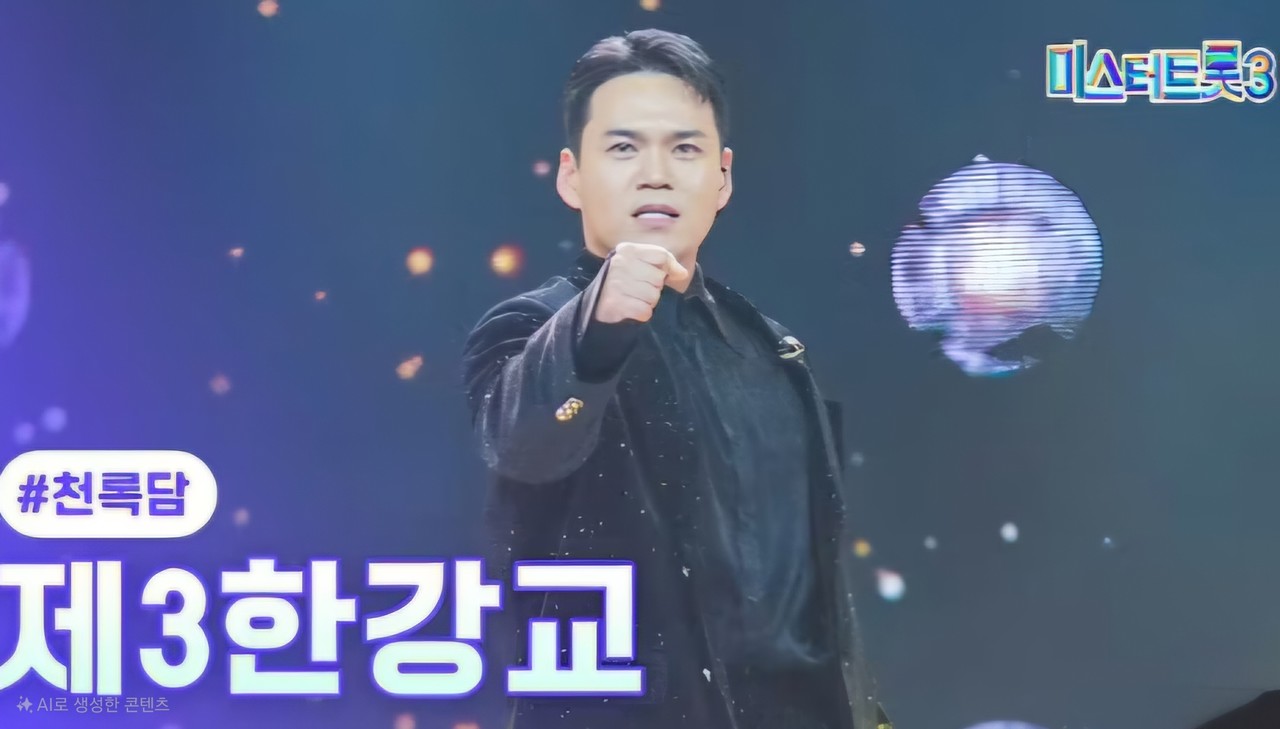 TV조선의 트로트 경연 미스터트롯3에서 주목을 받고 있는 데뷔 23년차 가수 이정(44)이 지난 13일 방송된 8회 대장전에서 화려한 춤과 빼어난 노래 실력으로 혜은이의 ’제3한강교’를 불러 마스터 점수 최고점(1600점 만점에 1591점)을 받으며 팀 전원을 준결승으로 이끌었다. 그는 신장암 투병으로 생각이 많이 바뀌었으며, 트로트를 부르며 많은 힘을 얻었다고 말했다./ TV조선 캡처