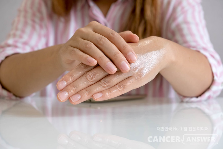 방사선 치료로 인한 피부염을 완화하는 데 ‘인체 단백질(AIMP1) 유래 펩타이드 크림’이 효과적이라는 연구 결과를 중앙대병원 의료진이 발표했다. 중앙대학교병원은 피부과 박귀영 교수, 방사선종양학과 최진화 교수와 중앙대광명병원 피부과 한혜성 교수 연구팀이 최근 유방암 방사선치료 후 발생하는 방사선 피부염 완화를 위한 새로운 국소 크림의 유효성과 안전성을 분석한 연구논문을 SCI-E급 국제학술지 'Supportive Care in Cancer'(IF: 3.0) 2월호에 게재했다고 25일 밝혔다./게티이미지뱅크