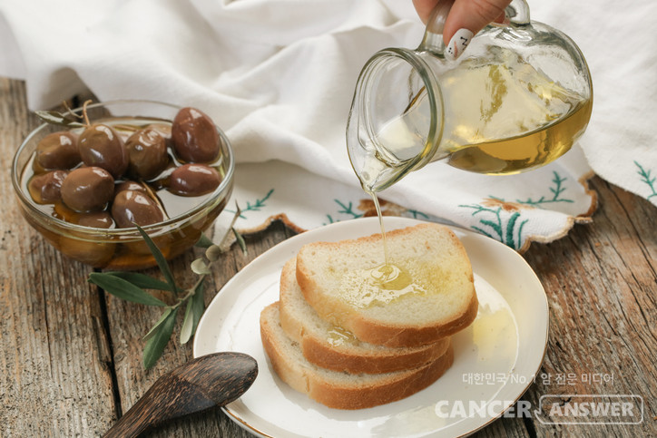 이탈리아와 미국 연구진이 2023년 12월 국제학술지 ‘국제분자과학저널(International Journal of Molecular Sciences)’에 게재한 논문 ‘엑스트라 버진 올리브오일과 항암 및 신경보호 특징에 대한 평가’에서는 올레오칸탈이 정상 세포에는 전혀 영향을 미치지 않으면서 간암, 대장암 성장을 효과적으로 억제한다는 연구 결과가 실렸다./게티이미지뱅크