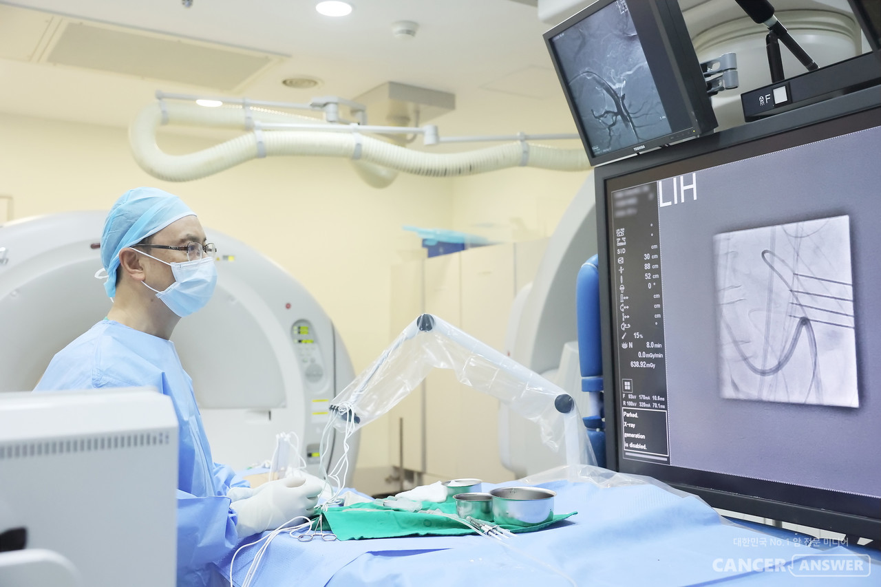 세브란스병원 김만득 교수가 췌장암 환자를 대상으로 IRE(비가역적 전기천공법) 치료를 시행하고 있다./세브란스병원 제공