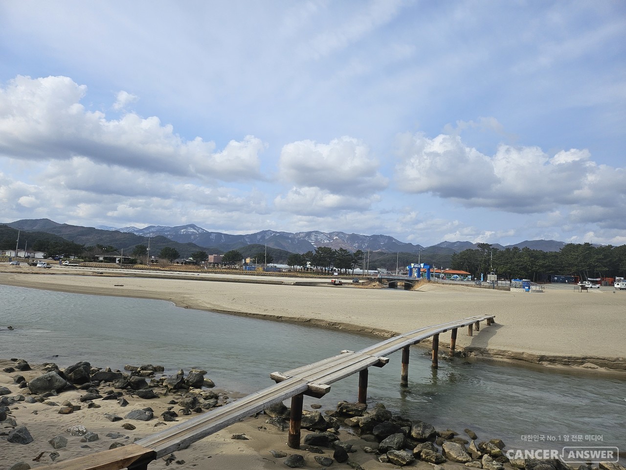 명사십리 맹방해수욕장의 마읍천과 바닷물이 만나는 지점에 설치한 나무다리.