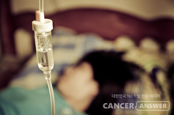 항암제 병용요법은 치료 효과를 높이고 부작용을 최소화하기 위해 2개 이상의 항암제를 함께 치료에 사용하는 것을 말한다. 암 치료에 1가지 약물만 쓰는 단독요법과 대비되는 개념인데, 최근에는 2~3가지 약물을 함께 쓰는 병용치료가 일반화됐다. 병용 치료의 목적은 ▷서로 다른 작용 기전을 가진 약을 함께 써 치료 효과를 높이는 것 ▷단독요법 시 생길 가능성이 있는 약물 내성 방지 ▷고용량으로 단독 요법을 사용할 경우 생길 있는 부작용 감소 등이다./게티이미지뱅크