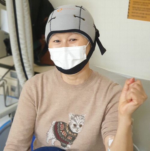 항암 치료로 인한 탈모를 해결하기 위한 국내 연구에서 냉각모자(쿨링캡)가 도움이 된다는 결과가 나왔다. 삼성서울병원에 따르면 안진석 혈액종양내과 교수와 조주희 암교육센터 교수, 강단비 임상역학연구센터 교수 등은 항암치료로 인한 탈모를 예방하는 데 냉각모자가 도움이 된다는 연구 결과를 임상종양학회지 최근호에 발표했다./삼성서울병원제공