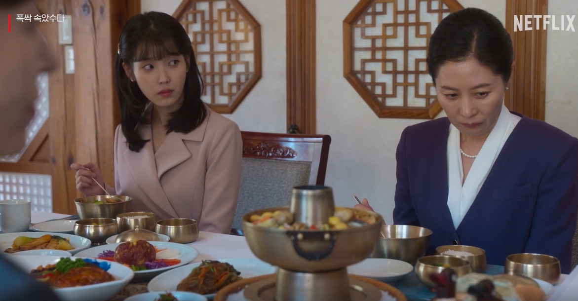 '폭싹 속았수다'에서 엄마 애순은 상견례 자리에서 기죽은 딸 금명의 모습이 속상하지만, 금명이를 위해 참고 참는다./넷플릭스 캡처