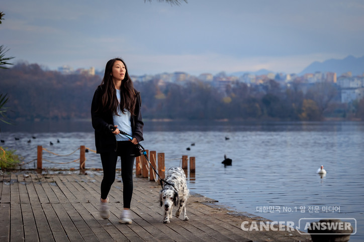 일상 속 가벼운 활동, 특히 '걷기'가 암 발생 위험을 크게 낮춘다는 연구 결과가 나왔다. 미국 국립보건원(NIH)과 영국 옥스퍼드대학교 공동 연구팀은 국제학술지 'British Journal of Sports Medicine' 최신호에서 "걷기, 가벼운 집안일, 심부름 등 일상에서 쉽게 수행할 수 있는 저강도 활동(LIPA)만으로도 암 위험이 유의미하게 감소한다"고 밝혔다./게티이미지뱅크