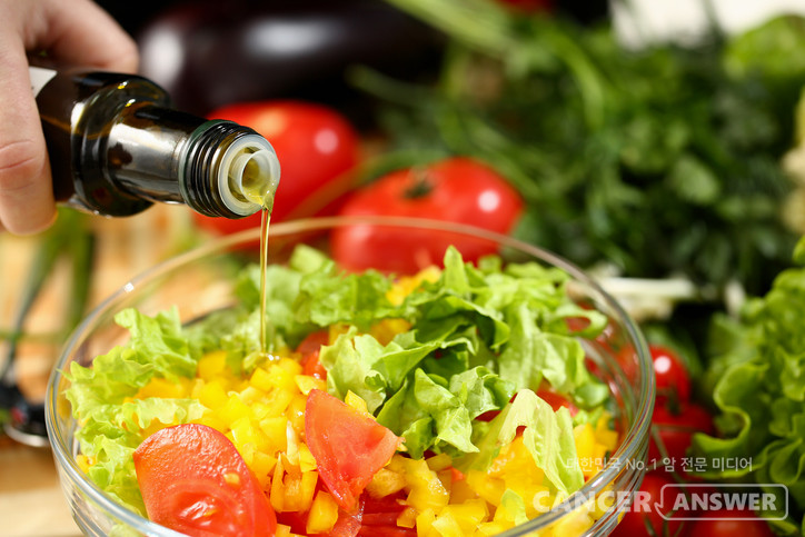 올레오칸탈은 EVOO에 자연적으로 포함된 페놀 화합물의 일종으로, 일부 고급 올리브오일을 마셨을 때 목 뒤가 따끔하고 기침을 유발하는 성분이다./게티이미지뱅크