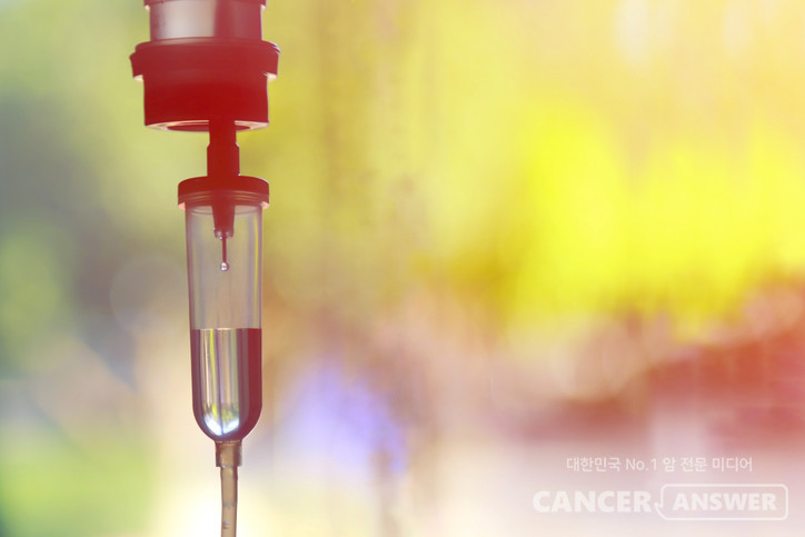 고용량 비타민C 정맥주사는 암 치료의 보조요법 중 하나로 꼽히지만, 암 치료 효과를 둘러싼 상반된 연구 결과를 바탕으로 한 논쟁도 계속되고 있다. 항산화 효과와 면역력 증진 기능이 있는 비타민C를 고용량으로 정맥투여하면 암세포를 공격하고 환자의 삶의 질을 향상시킬 수 있다는 주장과, 과학적 근거가 부족하다는 반론이 존재한다./게티이미지뱅크