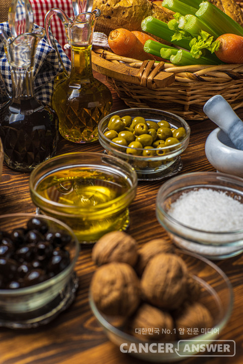 식물성 지방과 항산화 성분이 풍부한 지중해식 식단은 전립선암 예방에 긍정적인 영향을 줄 수 있다는 연구 결과도 많다. 뉴질랜드 오클랜드대학교 연구팀이 학술지 PeerJ(2015년)에 발표한 소규모 임상연구 결과도 그 중 하나다. 연구에 따르면, 전립선암 환자 20명을 대상으로 3개월간 엑스트라버진 올리브오일과 견과류, 기름진 생선 등으로 구성된 지중해식 식단을 섭취하도록 한 결과, DNA 손상 수치가 유의미하게 감소한 것으로 나타났다./게티이미지뱅크