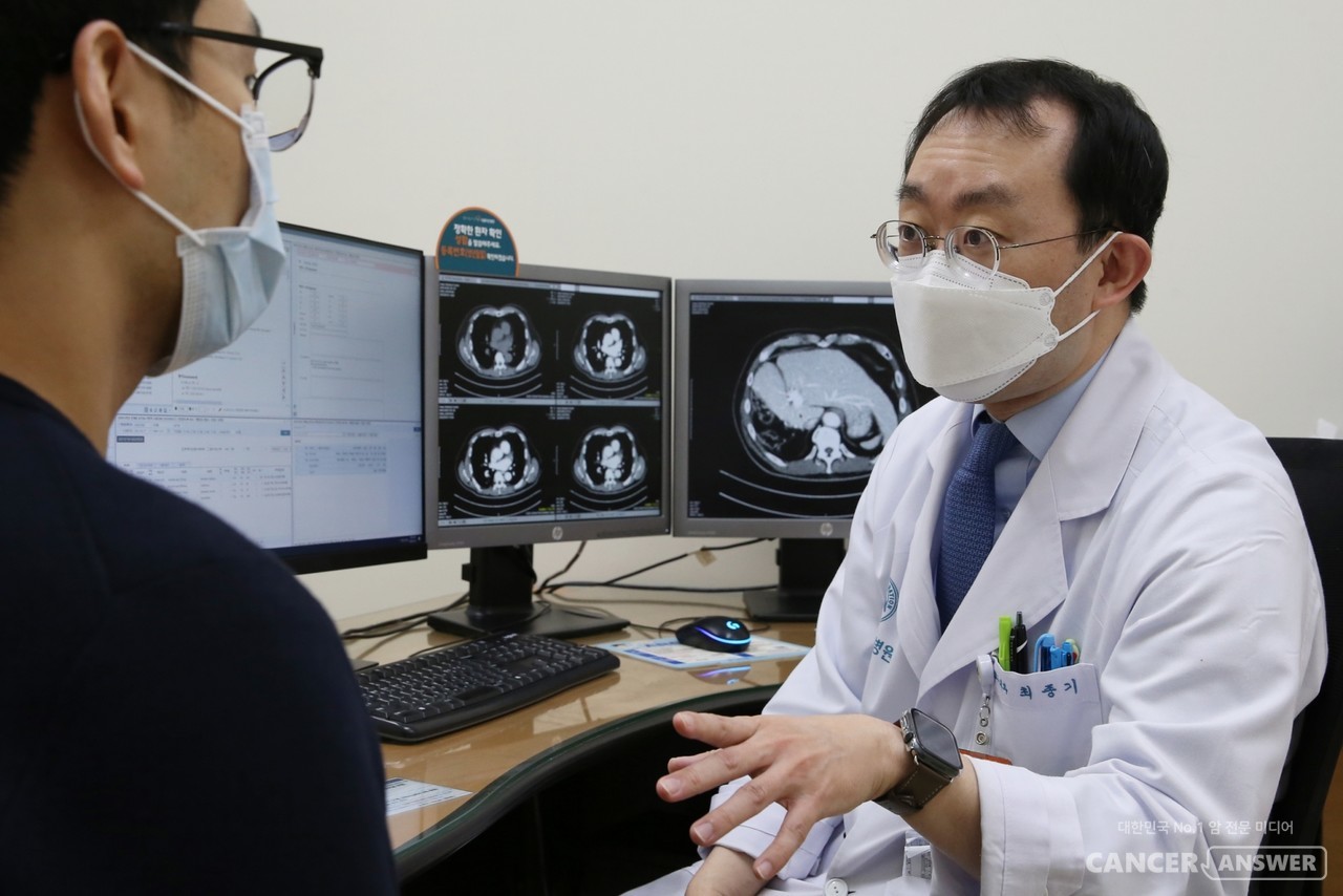 서울아산병원 소화기내과 최종기 교수가 만성 간질환 환자를 진료하고 있다./서울아산병원 제공