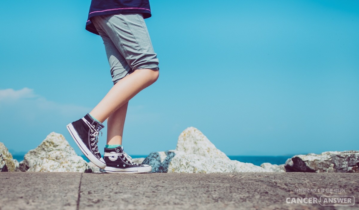 암 치료 중 겪는 피로, 우울감, 통증, 심장 손상, 인지 저하 등 다양한 부작용을 줄이는 데 운동이 강력한 도움을 줄 수 있다는 대규모 연구 결과가 발표됐다. 걷기는 효과적인 유산소 운동 중 하나다./unsplash