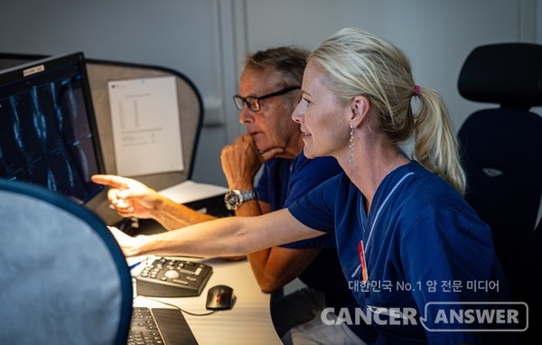 인공지능(AI)를 활용하면 유방암 환자에게 생길 수 있는 이차암을 더 정확하게 찾아낼 수 있다는 연구 결과가 나왔다. 유방촬영 영상 판독에서 전문의보다 AI 소프트웨어가 이 이차암을 더 잘 찾아낸다는 것이다. 서울대병원 영상의학과 하수민·장정민 교수팀이 2001~2018년 유방암으로 한쪽 유방만 절제한 여성 4184명의 데이터를 기반으로, 수술 이후 반대쪽 유방에 대한 감시 유방촬영 영상을 분석한 결과다../사진=루닛