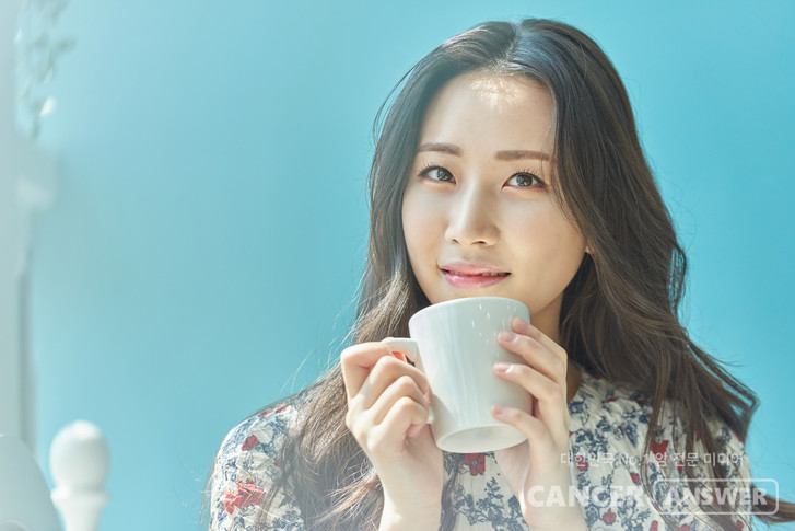 중년 여성이 커피를 하루 2잔(톨 사이즈) 마시는 습관을 갖고 있다면 ‘건강한 노화(Healthy Aging, 건강하게 노년기를 보내는 것)’가 가능하다는 대규모 장기 연구 결과가 발표됐다. 특히 커피를 통한 카페인 섭취는 암, 당뇨병, 심혈관 질환 등 주요 만성질환의 발생 가능성을 낮추는 데 도움을 줄 수 있는 것으로 나타났다./게티이미지뱅크