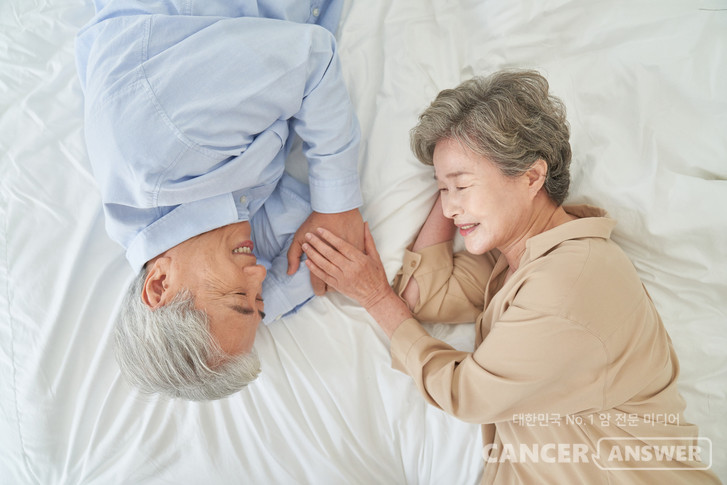 결혼 여부가 대장암 환자의 생존율에 중대한 영향을 미친다는 연구 결과가 미국 시카고에서 4일(한국시각)까지 열린 2025년 미국임상종양학회(ASCO) 연례 학술대회에서 발표됐다./게티이미지뱅크