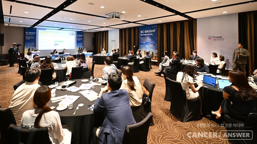 한국아스트라제네카는 지난 18일 서울 신라호텔에서 유전자 변이 기반 정밀의료 전략을 조명하는 ‘BC BRIGHT 심포지엄’을 성황리에 개최했다고 19일 밝혔다. 이번 심포지엄은 ‘티루캡·린파자를 통한 정밀의료, 유방암 환자의 밝은 미래 ’를 주제로 PIK3CA, AKT1, PTEN, gBRCA 등 유전자 변이에 따른 치료 전략과 표적 치료제 티루캡(성분명: 카피바설팁), 린파자(성분명: 올라파립)의 최신 임상 데이터를 공유했다./한국아스트라제네카 제공
