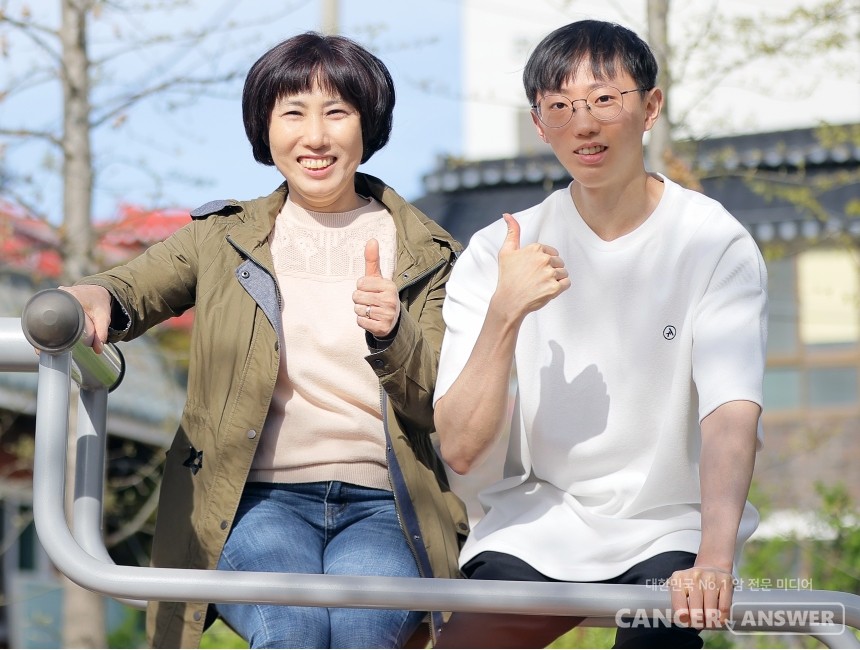 7세 때부터 두경부 지방육종으로 치료와 재발을 수없이 반복했던 김동호씨(오른쪽). 철봉 턱걸이로 암을 이겨내고 있는 그의 스토리가 많은 암경험자들에게 힘과 위안을 주고 있다./서울아산병원 제공