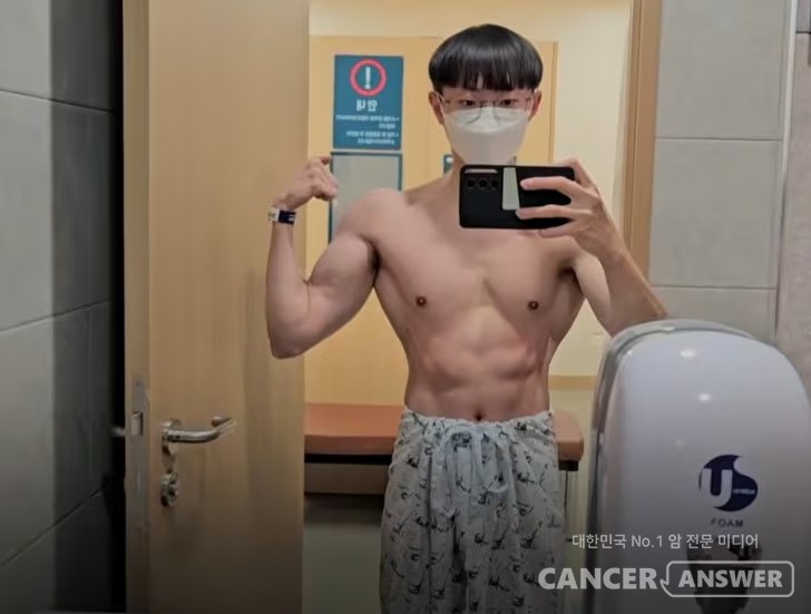 김동호 씨가 생각을 바꿔 기적의 스토리를 쓰게 된 계기는 고교 시절 체육 선생님이 보여준 영상이었다. 난치병 환자가 꾸준한 운동으로 건강을 되찾는 모습은 그에게 새로운 희망이 되었다. 그는 방문에 철봉을 설치해 매일 1~2시간씩 턱걸이를 시작했다. 처음에는 팔을 들어 올리는 것조차 힘들었지만, 꾸준한 노력은 그에게 근력 뿐만 아니라 삶의 희망까지 선물했다. 운동에 몰두하는 시간은 그 자체로 큰 위안이 되었고, 점차 움츠러들었던 마음도 회복되어 갔다./서울아산병원 제공