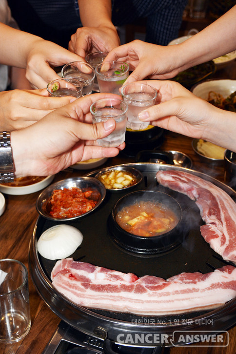 대장암이 아시아에서 급증하는 원인이 육류·가공육·음주 중심의 식습관과 밀접하게 관련 있다는 연구 결과가 나왔다. 서울의대 강대희 예방의학교실 교수와 중앙대 식품영양학과 신상아 교수 공동 연구팀은 한국·일본·중국·대만·싱가포르 등 아시아 5개국에서 수행된 82편의 코호트 연구를 종합 분석한 결과, 고기·가공육·알코올 섭취가 많은 식습관이 대장암 위험을 높인다는 사실을 확인했다고 21일 밝혔다./게티이미지뱅크