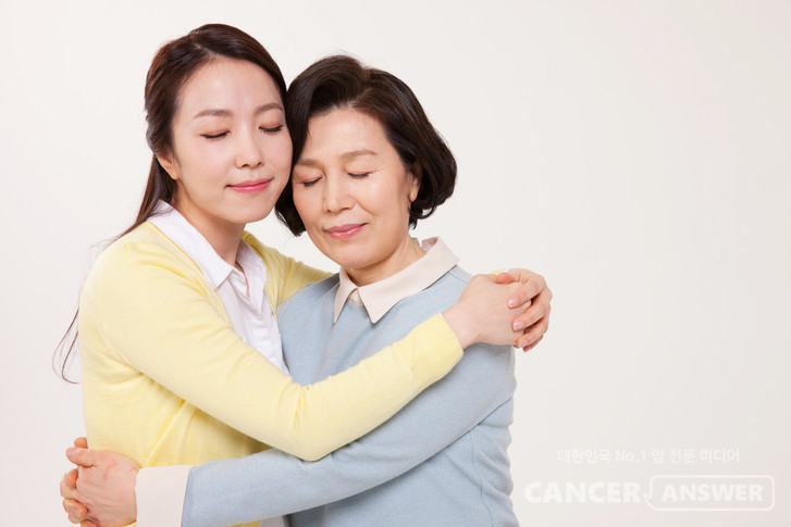 일상을 살아가던 어느 날, 갑작스레 암이라는 장애물을 만난 저는 누군가에게 거창한 위로의 말을 듣고 싶었던 것은 아닙니다. 그저 아픔을 겪는 시간들과 잘 어울리며 살아갈 수 있도록 조용히 다가와 토닥토닥 등 두드리며 건네는, 가벼운 것 같지만 진심이 느껴지는 짧은 말 한 마디를 기대했던 것 같습니다./게티이미지뱅크