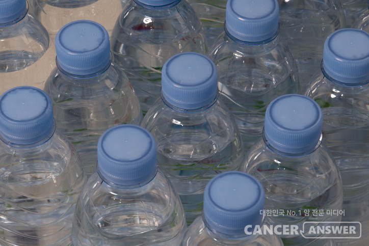 자동차 안이나 야외에 방치된 생수병에서 인체에 유해할 수 있는 물질이 배출된다는 우려가 다시 제기되고 있다. 영국 매체 데일리메일은 시중 유통 생수의 다수에서 미세 플라스틱이 검출되고, 고온 환경에서는 독성 화학물질이 더 많이 녹아 나올 수 있다고 최근 보도했다./게티이미지뱅크
