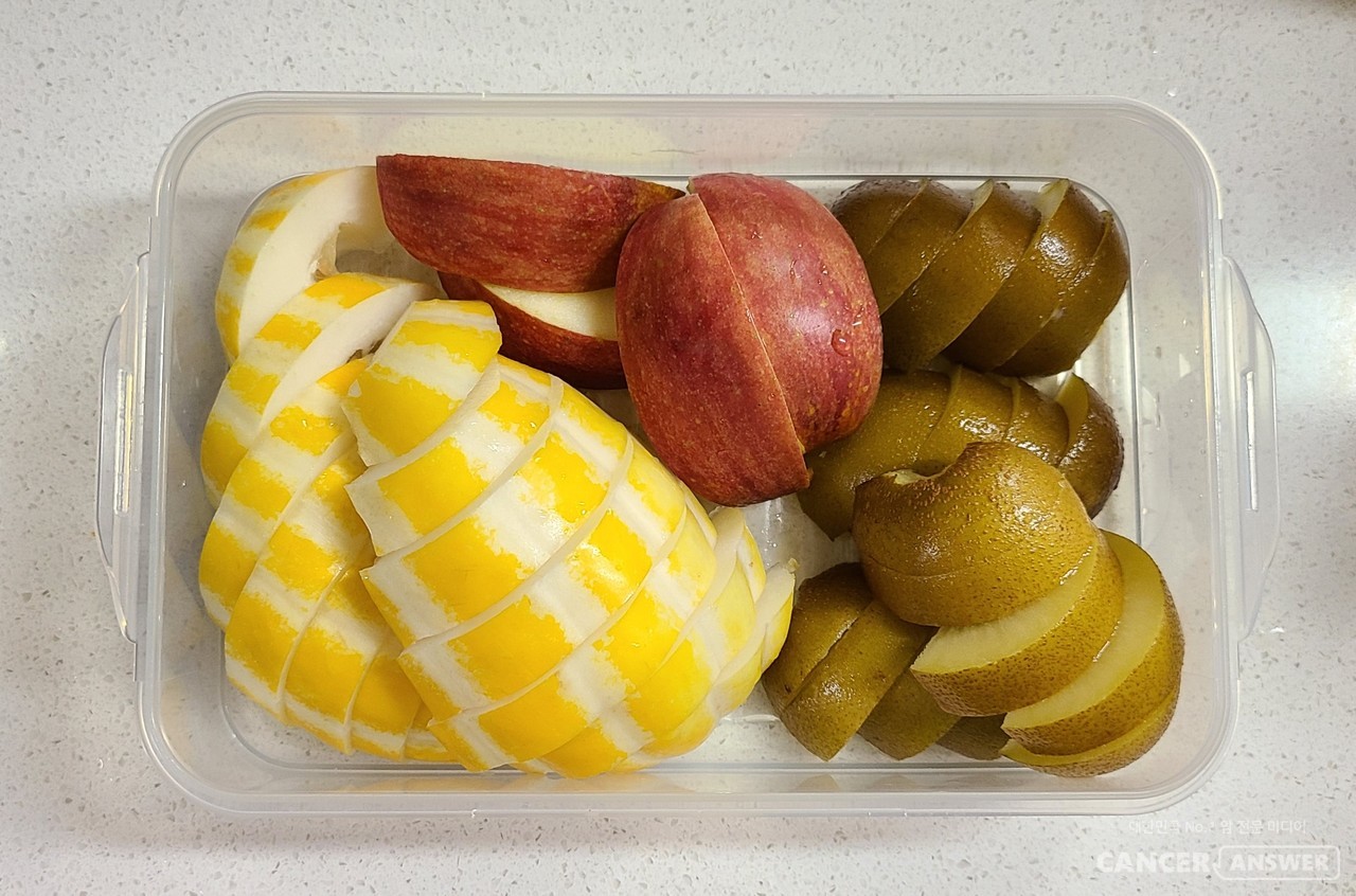 음식 쓰레기를 줄이기 위해 5년 째 제철 과일을 잘 씻어 껍질 째 먹고 있다.