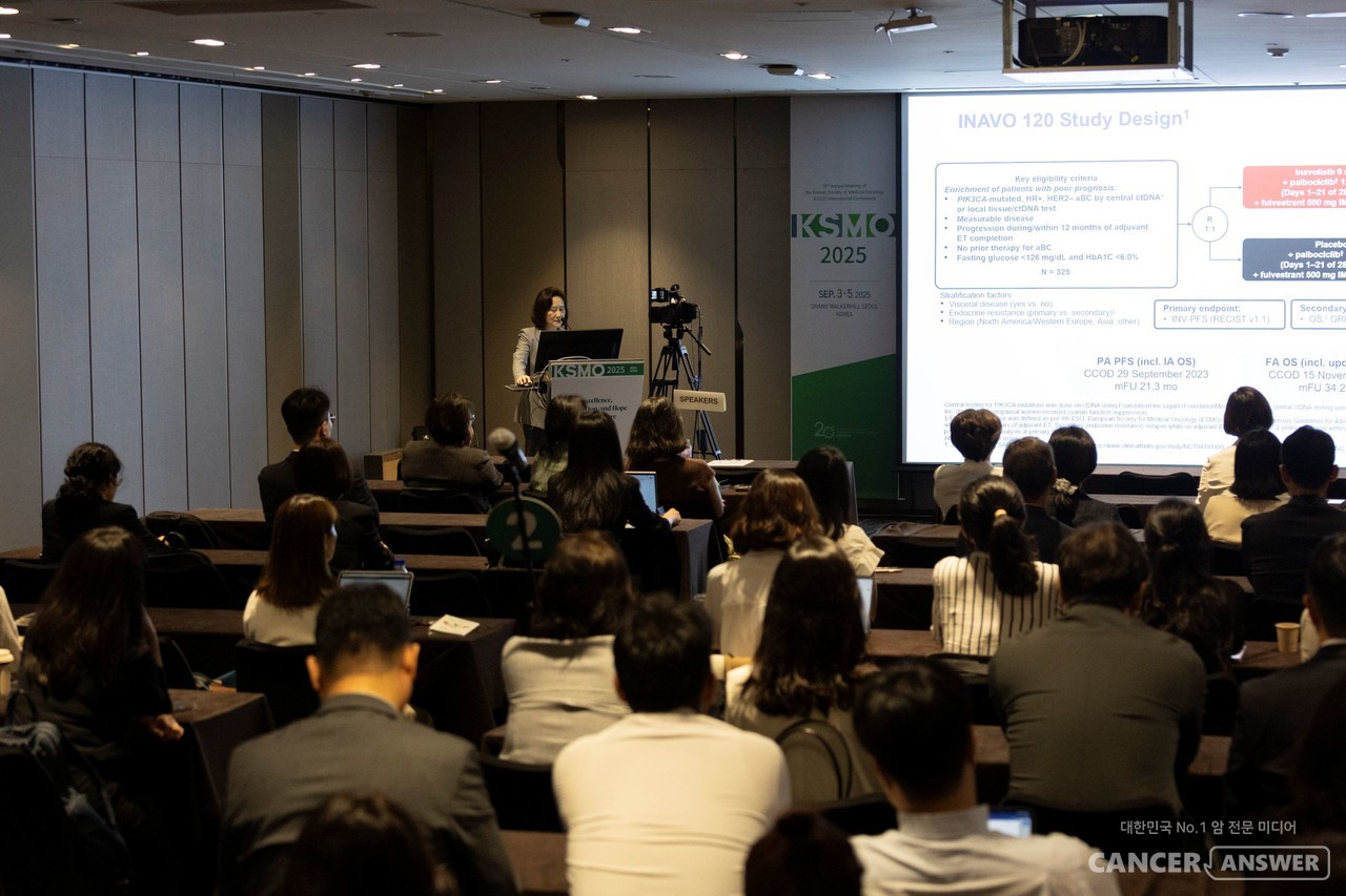 한국로슈는 지난 3~5일 열린 2025 대한종양내과학회(KSMO) 국제학술대회에서 최근 국내 허가를 받은 ‘PIK3CA 유전자 변이 양성, 호르몬 수용체 양성(HR+), 사람상피세포성장인자수용체2 음성(HER2-) 유방암’ 치료제인 이토베비(성분명 이나볼리십)의 3상임상 연구 결과를 발표했으며, 이토베비를 포함한 3제 병용요법이 1차치료 옵션으로 주목받았다고 8일 밝혔다./한국로슈 제공