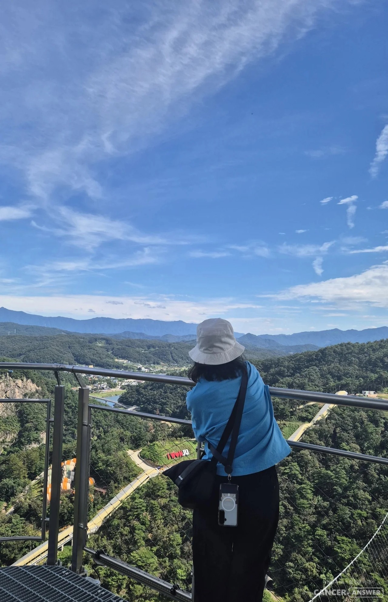 소금산 출렁다리의 고리를 보면서 ‘아, 이 다리가 무너지지 않는 것은 수많은 줄과 고리가 단단히 붙잡아주고 있기 때문이구나’라는 생각이 들었습니다.