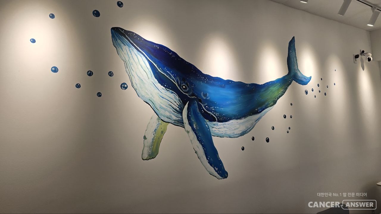 갑작스럽게 갑상선암 진단을 받는 바람에 피아노 레슨을 그만두고 2년간 휴식 시간을 가졌다. 긴 공백 후 돌아온 일상은 낯설었고 자신감도 없어졌다. 체력은 예전 같지 않고, 사람을 마주하는 일조차 쉽지 않게 느껴졌다. 그래서 선택한 게 바로 작은 무인 카페였다. 카페 벽면에 그린 그림.