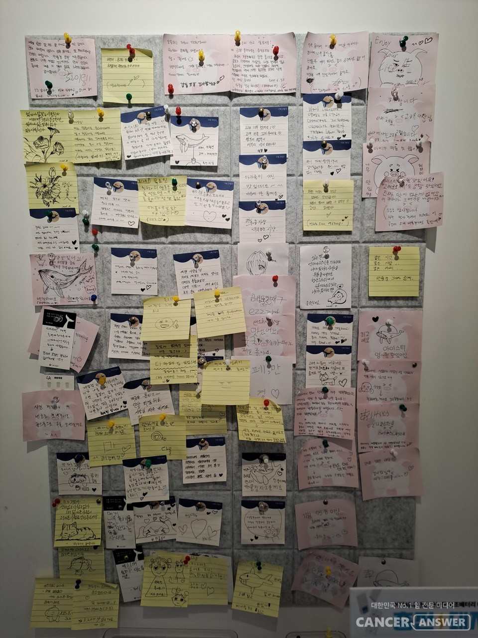 무인 카페인데 언젠가부터 카페 안에 사람이 머무는 모습을 보며 자신의 일처럼 흐뭇하게 여기는 단골 손님들이 생겨났다. 한 번은 오후 늦게 카페에 갔더니 다섯 테이블 중 네 테이블에 손님이 앉아 계셨다.