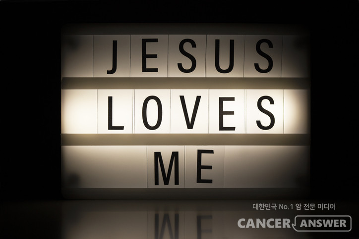 예수님의 십자가 사랑은 절대 변하지 않는 위로와 사랑이며, 이 십자가 구속의 말씀이 나의 죄를 해결해 주셨다는 사실을 잊으면 안됩니다./게티이미지뱅크